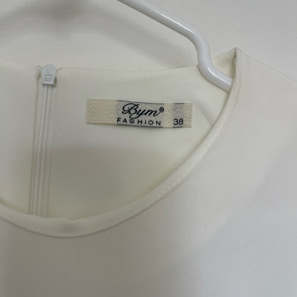 Orange and white colored suits with belts. - Picture 6 of 7